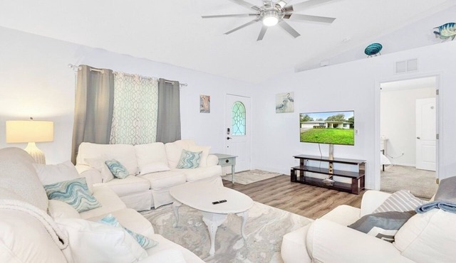 Private Crystal River Getaway Minutes to Springs!
