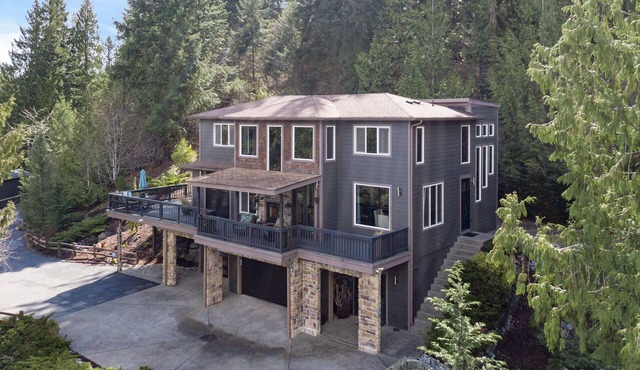 Private custom entertaining home on the hill w view of valley & river