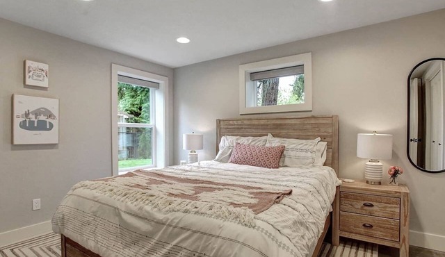 Private Daylight Basement | Near Downtown & Lake