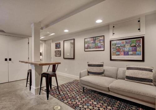 Private Daylight Basement - Near Downtown & Lake