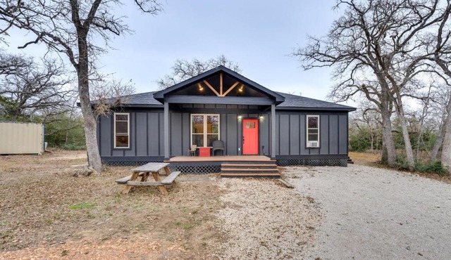 Private Deck and Forest Setting Waelder Cabin!