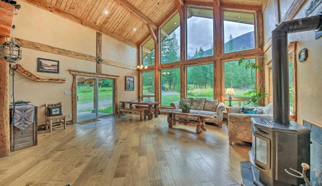 Private Deck and Mtn Views Family Getaway in Eureka