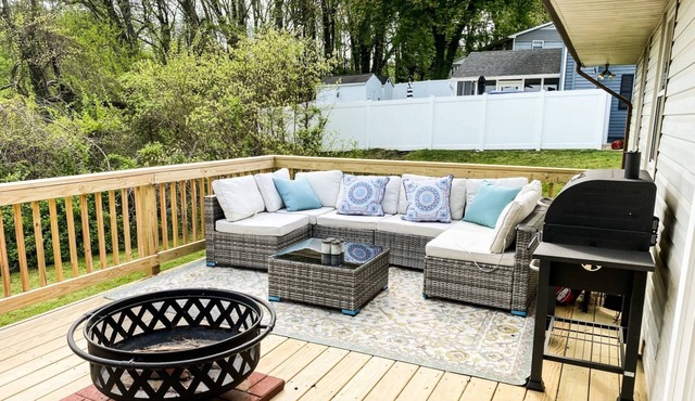 Private deck, backyard and dog-friendly just 12 minutes to Annapolis