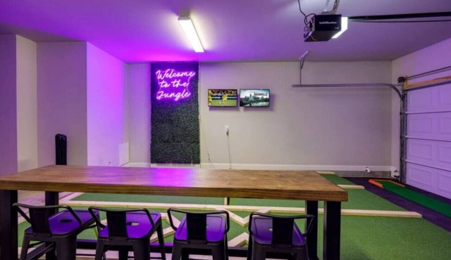 Private Deck, Views, & Mini-Golf! 10 to Downtown!