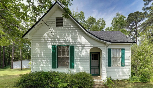 Private Deck & Yard: Pet-Friendly Noble Getaway