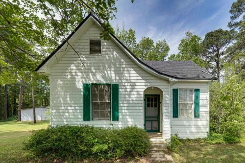 Private Deck & Yard: Pet-Friendly Noble Getaway