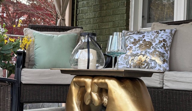 Private Deluxe Studio in trendy neighborhood close to the metro and restaurants.
