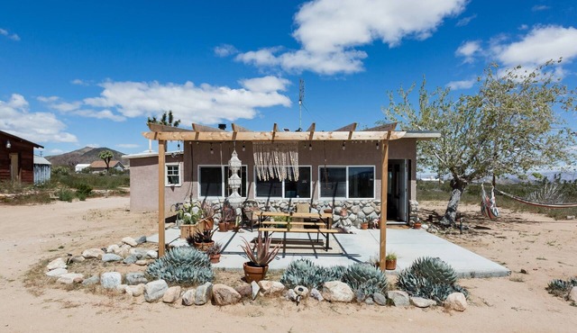 Private desert cabin with hot tub & breathtaking views near Joshua Tree. Relax under starry skies, cook in the spacious kitchen, or explore nearby Pioneertown, La Copine, and endless desert trails.