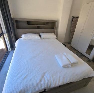 Private Detached Studio - close to St Vincent Hospital & city