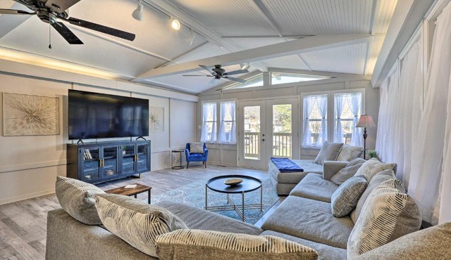 Private Dock and Deck Lakefront Hot Springs Home!