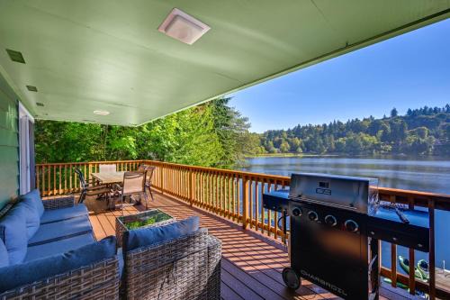 Private Dock and Fire Pit Lakefront Gem in Olympia