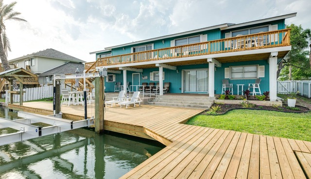 Private Dock: Charming & Spacious Rockport Abode!