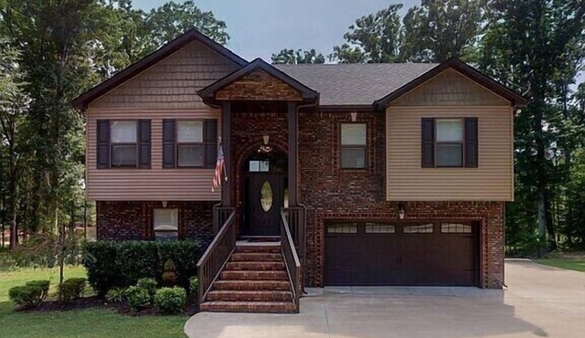 PRIVATE DOCK, LAKEFRONT, QUIET COVE, EASY LAKE ACCESS FLAT NO STEPS