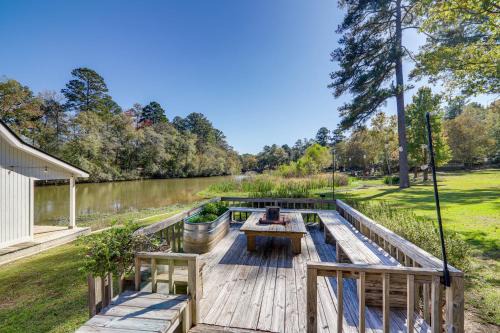 Private Dock on Lake Sinclair All-Season Retreat