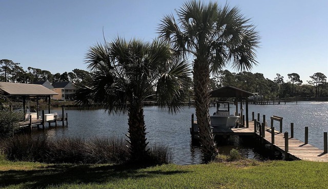 Private dock on the bay - 3 minute walk to the beach - Sleeps 9 - 3 bedrooms
