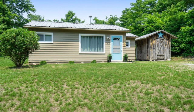 Private dog-friendly hideaway w/ firepit - close to Crystal Mountain
