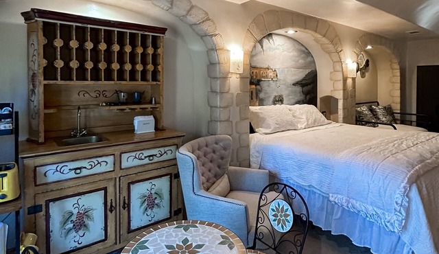 Private, dog-friendly, spacious studio with large pool and outdoor kitchen