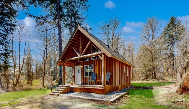 Private dog-friendly home near creek & minutes from I-5 with firepit