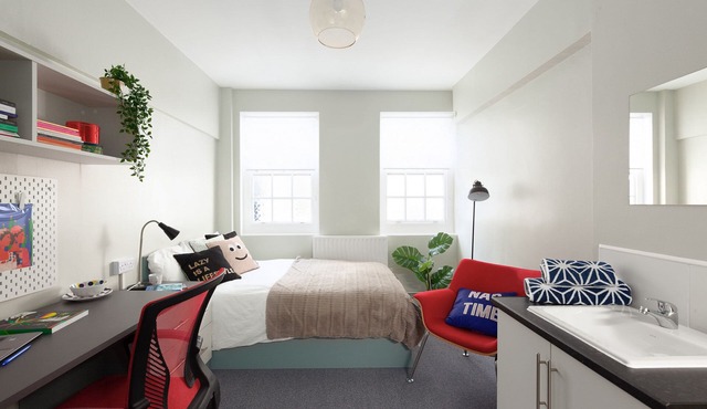 Private double bed in stunning Central London location near Top Attractions