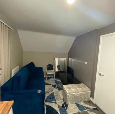 Private Double Bed with Super Fast WiFi Shared Bathroom & Lounge in a 2 Bedroom Apartment, Paid Parking On-Site