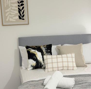 Private double room, in centre near mall and Uni