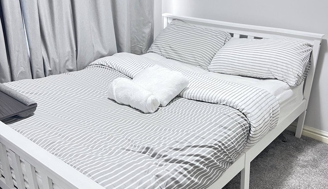 Private Double Room in Peaceful Neighbourhood close to Wigan City Centre.