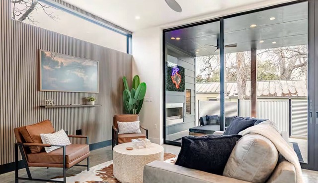 Private Downtown Compound w/Roof deck+ Guesthouse