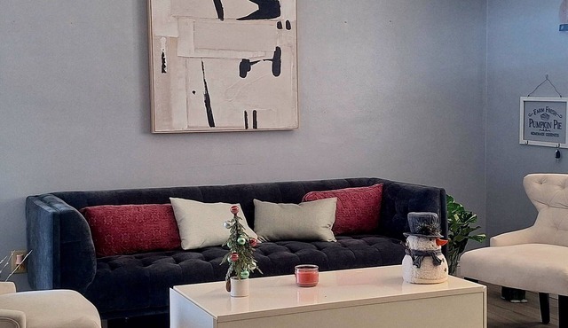 Private duplex house with WI-FI, TVs, BBQ Parking ,enjoy a peaceful Getaway