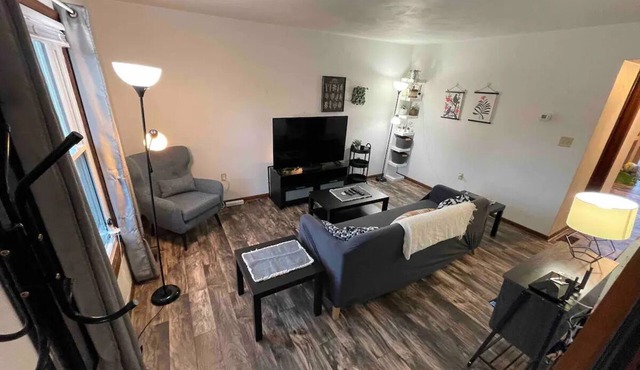 Private duplex in Roxbury near Hospital/Arena - Pet Friendly