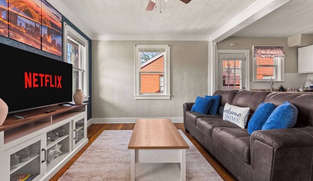 Private Duplex Sleeps 8 2 Full Unitsn Near Midtown Pet Friendly