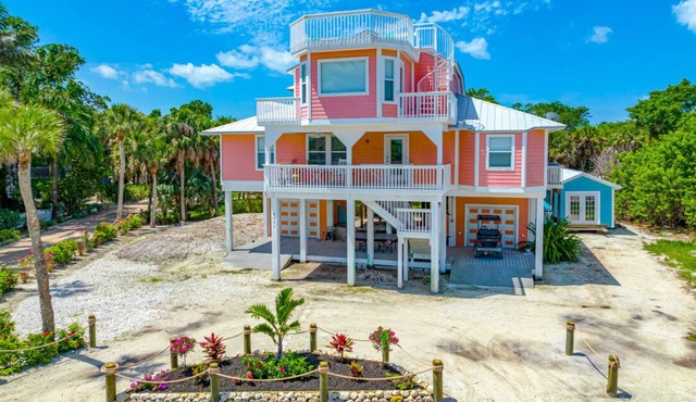 Private Elevated Pool & Deck!