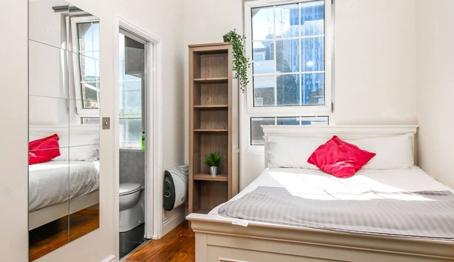 Private en-suite Room @ Liverpool street, Brick Ln