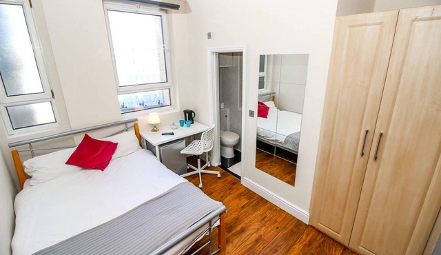 Private en-suite room near Liverpool st Brick L