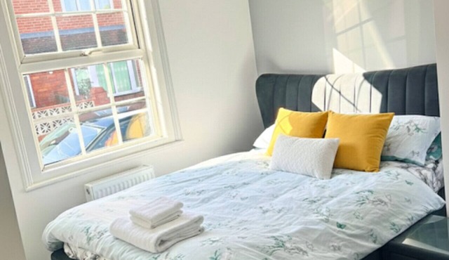 Private En-Suite Room in Spacious Reading Home | Shared Kitchen Access