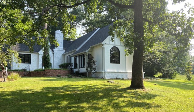 Private English Tudor on Signal Mnt. Close to hiking, shops, TN River & Chatt!