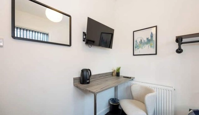 Private Ensuite Room | Kitchen Access & Fast WiFi