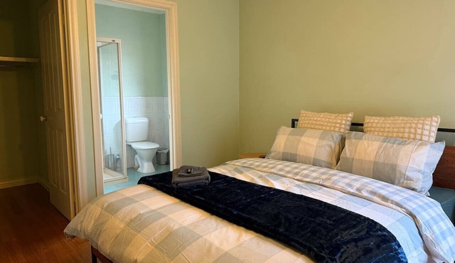 Private Ensuite Room| Walk-In Robe | 1min to Train