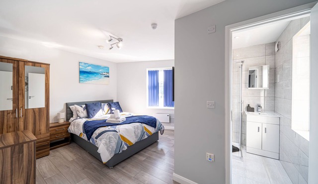 Private Ensuite Room Shared Kitchen St Helen B1