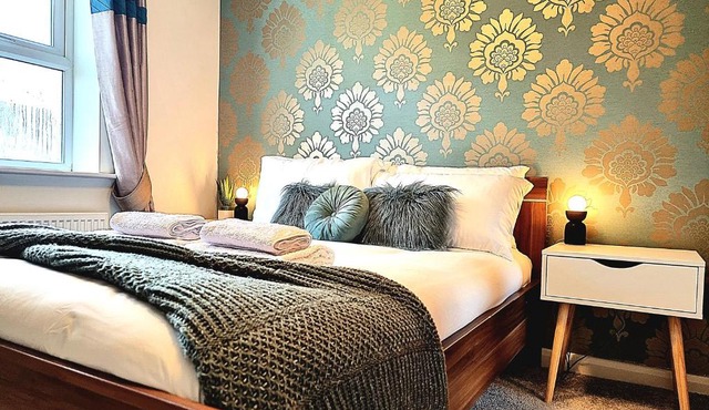 Private Ensuite Room in Modern Home near General Hospital