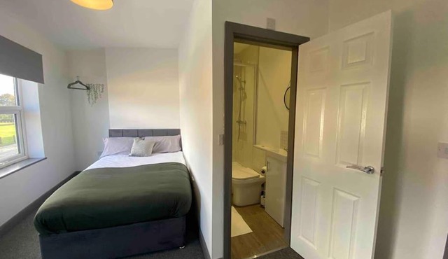 Private Ensuite Rooms with Kitchen - Ideal for Work & Travel