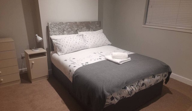 Private entrance, full kitchen and quick tram ride to Manchester