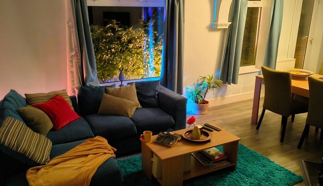 Private Entire House - 3 Bedrooms, Garden, Parking