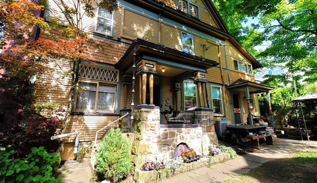 Private entrance apartment with a garden view!