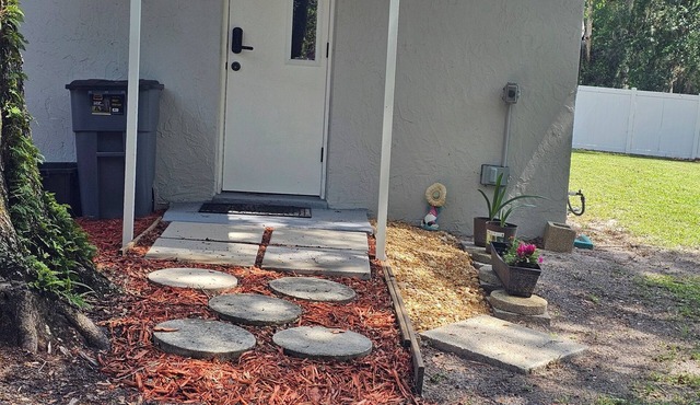 Private entrance, comforts of home. 20 minutes to downtown Orlando.
