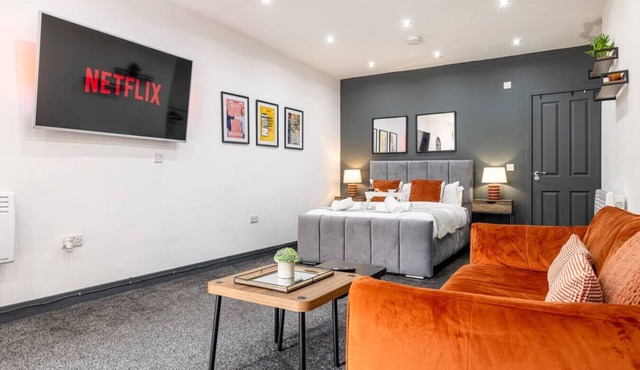 Private Entrance Apartment Kitchen SmartTV Parking