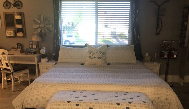 Private entrance king bed, Wi-Fi, lots of amenities Kayaks and bikes