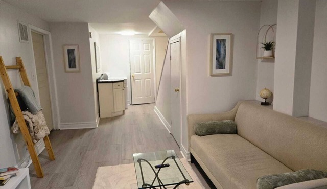 Private Entrance, Lower suite, 1 bedroom, exclusively yours, nice neighborhood