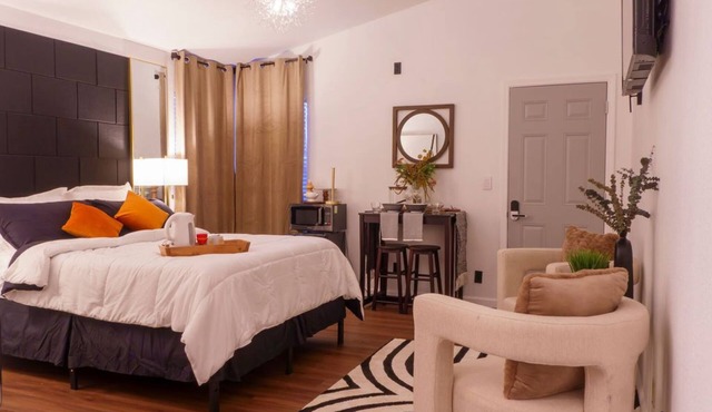 Private Entrance Master Suite w/Kitchenette