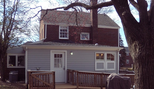 Private Entrance Queen Suite with Deck, Park Free, No Steps! 1 mi/1.6km to Metro