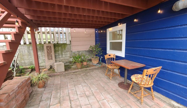 Private Entrance, Cozy 1-Bedroom Apartment, Full Kitchen, Backyard